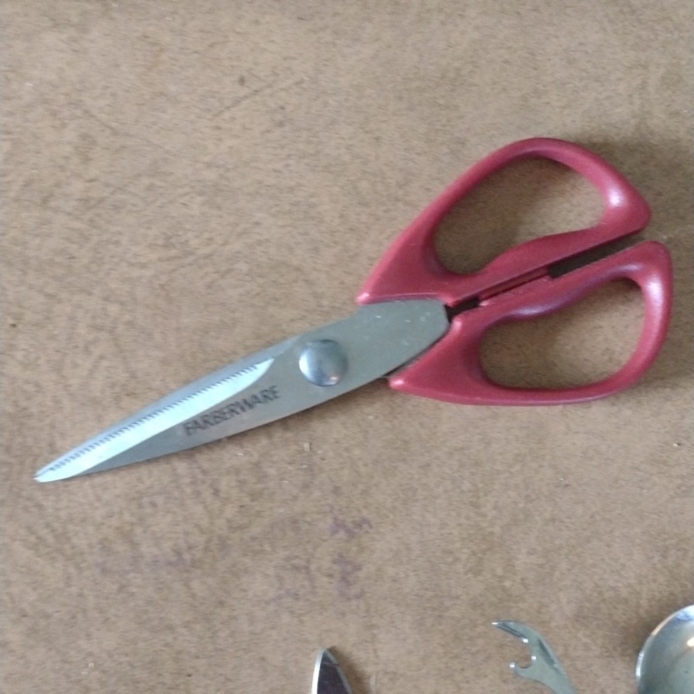 Multi-Tool Grooming Kit with Red Scissors - Picture 6 of 6